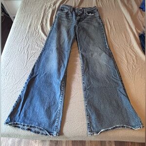 ✨ Levi’s - Ribcage Bell Bottom Jeans